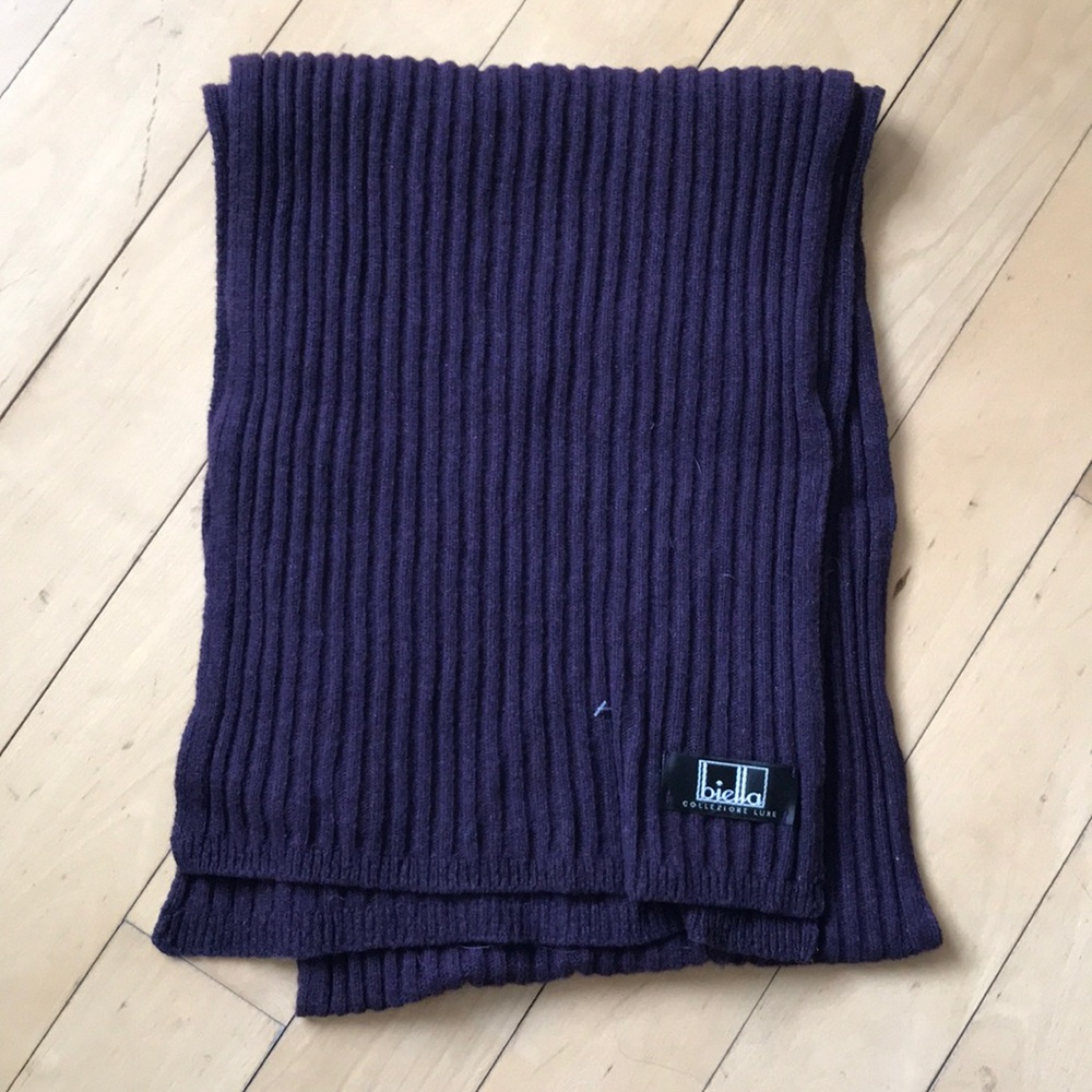 NWOT. Dark plum scarf. Made in Italy. Feels like wool. 🇮🇹